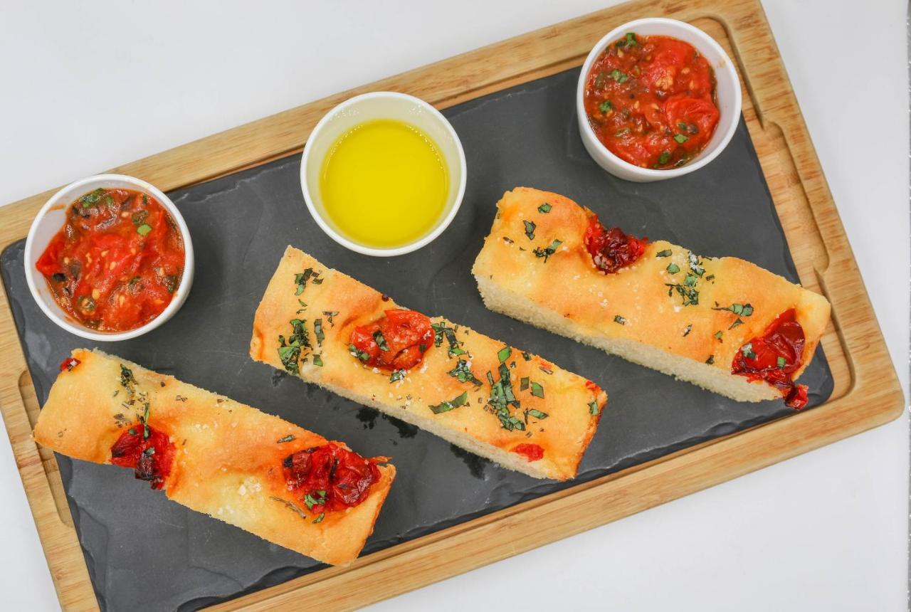 白鹤酒店 日内瓦 外观 照片 Focaccia with olive oil and tomato
