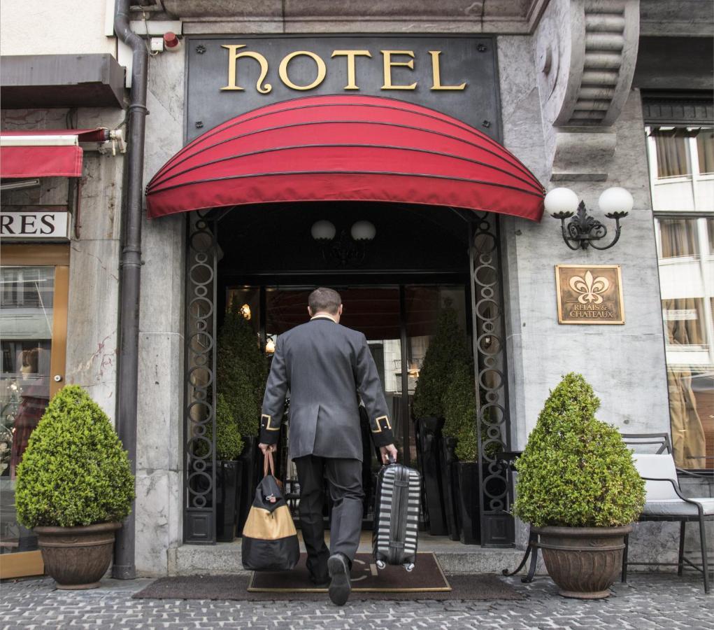 白鹤酒店 日内瓦 外观 照片 A bellboy at a hotel in Paris