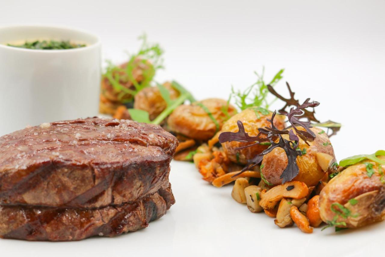 白鹤酒店 日内瓦 外观 照片 A steak prepared with the dry-aging technique